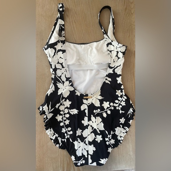 MICHAEL Michael Kors Deep Back White/ Black Floral Ruffle One Piece L46625; 8 - Picture 4 of 8